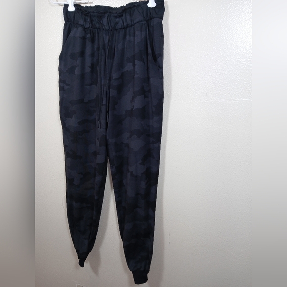 Lululemon Stretch High-Rise Jogger in camo size 4 - Picture 3 of 10